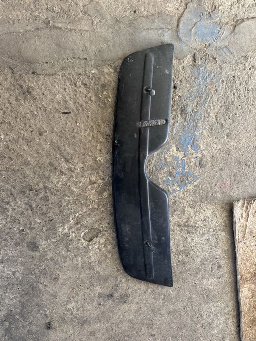 Декоративна вставка на решітку радіатора