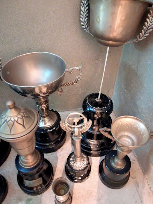 Lote de taças e troféus antigos para recuperar