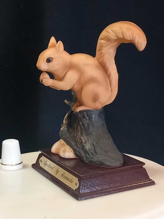 Esquilo Vintage sobre pedestal de madeira, Coleção Leonardo, anos 90.