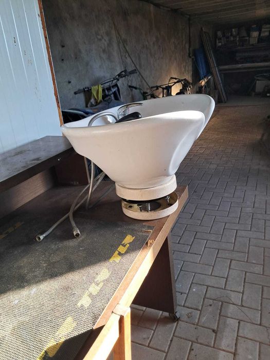 Lavatório para cabeleireiro, em material cerâmico e inclinável