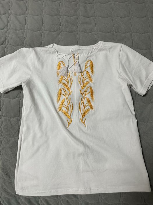 Вишита футболка