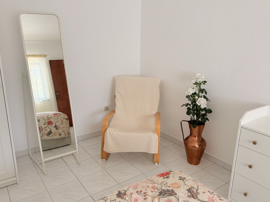 Quarto de casal mobiliado, em moradia renovada com jardim amplo