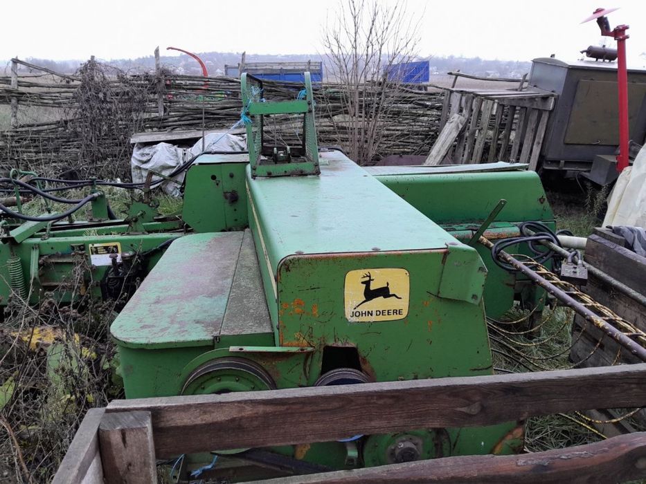 Прес підбирач John Deere
