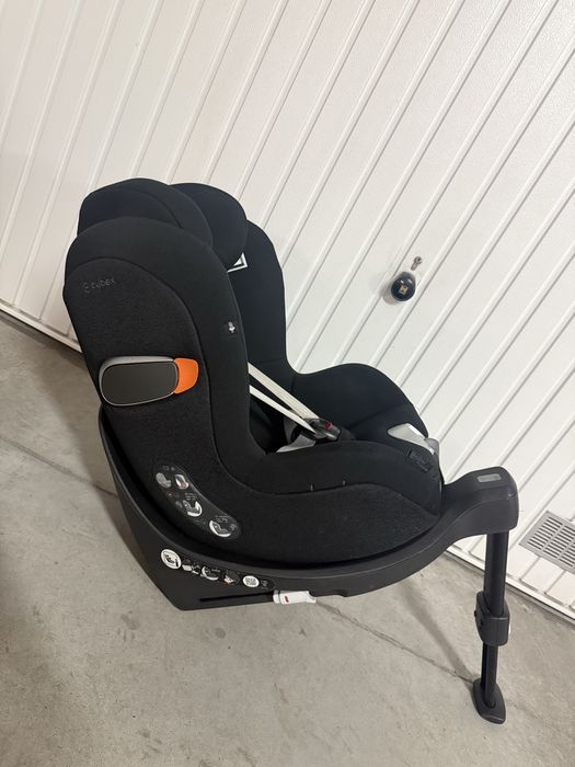 Cybex Sirona Zi I Size czarny fotelik samochodowy obrotowy z bazą