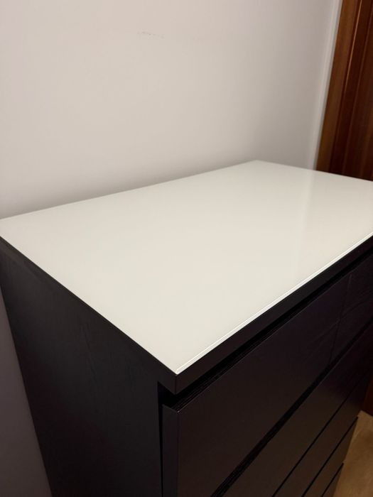 Vendo uma comoda preta do ikea + vidro