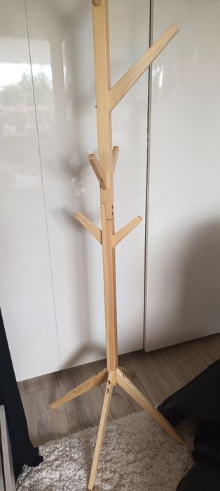 Wieszak sosnowy stojący.