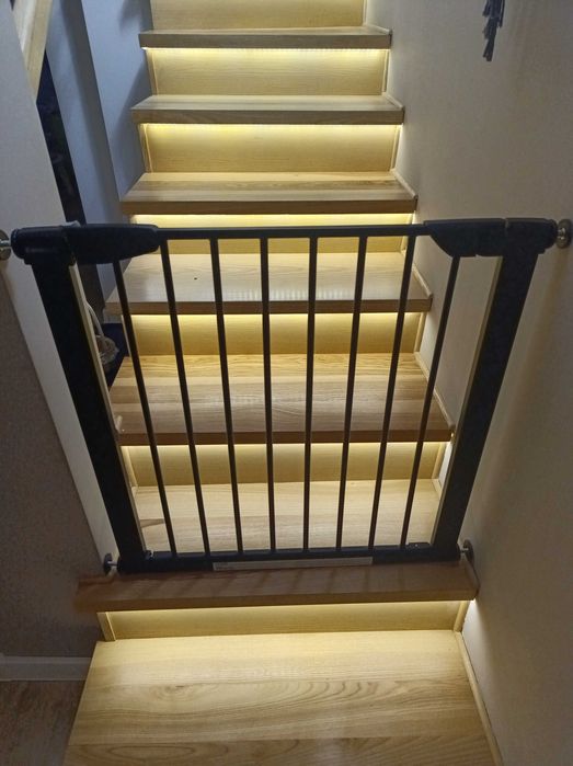 Bramka zabezpieczająca do drzwi i schodów