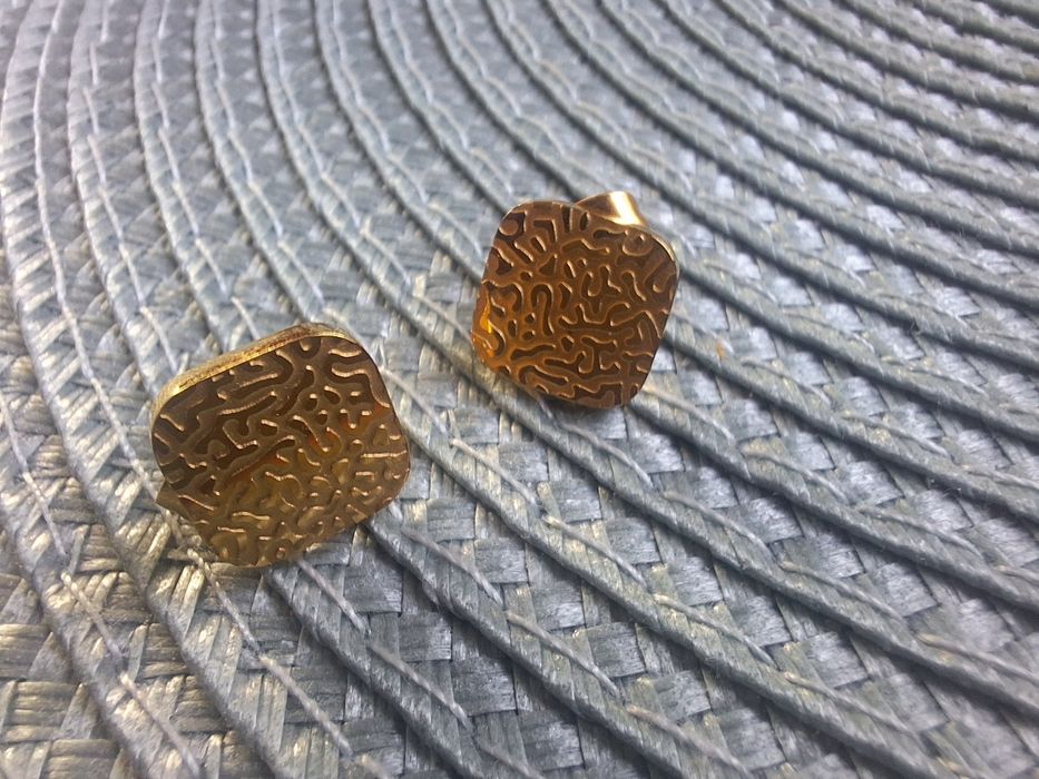 Kolczyki wkręty kwadraty grawerowane