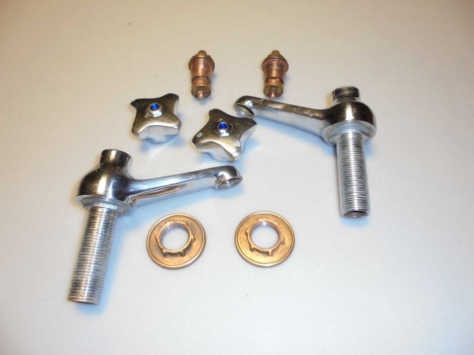 2 torneiras antigas em cobre cromado