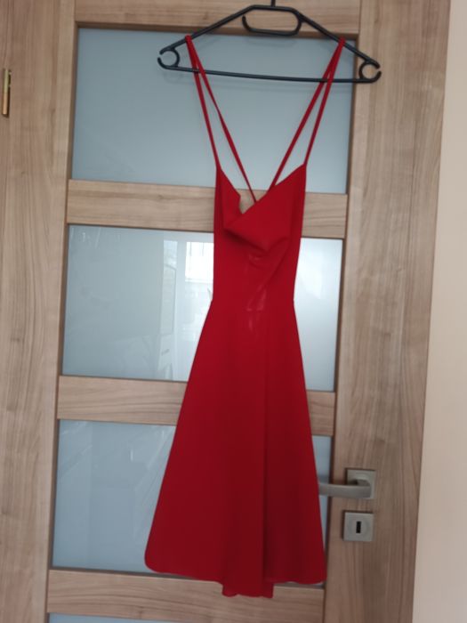 Elegancka czerwona sukienka z wiązaniem