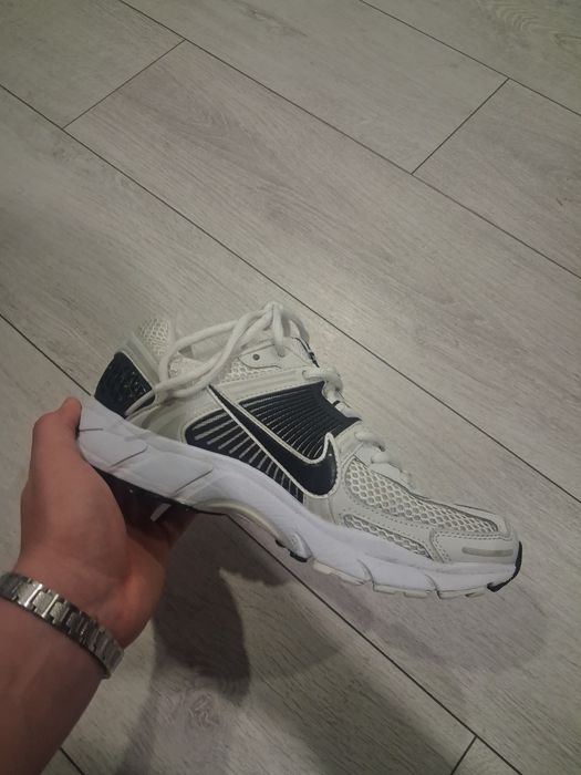 Używane buty nike vomero 5 rozmiar 41 biało czarne
