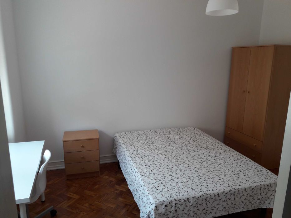Quarto junto à estação Roma - Areeiro