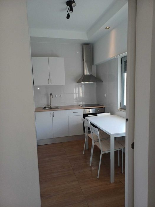 Aluguer de T0 Mobilado (30 m²) em R/C de Moradia | Quinta do Conde (Entrada em Dezembro)