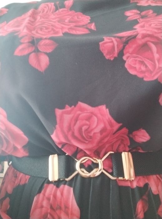 Sukienka czarna w czerwone róże długa