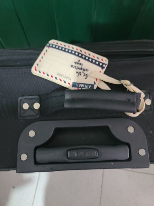 Mala de viagem em tecido preto da marca American Tourister