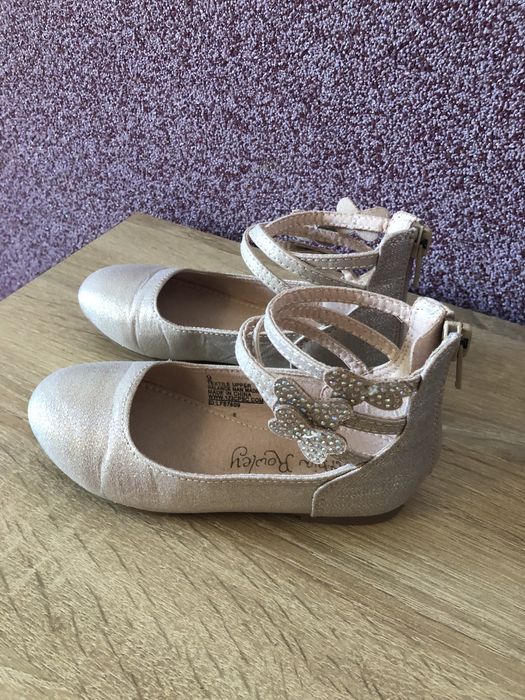 Босоніжки ( на дівчинку )