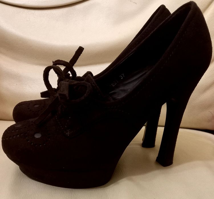 Vendo sapatos de salto alto de senhora n. 35.