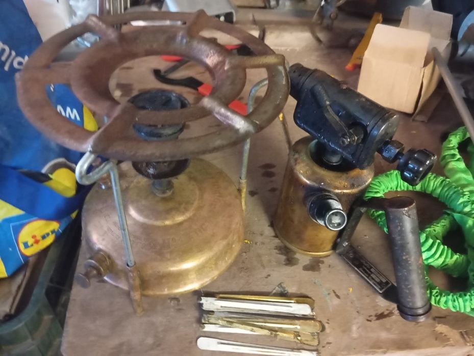 Máquinas a petróleo e gasolina antigas a trabalhar