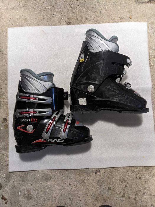 Narciarskie buty, kijki, kaski, gogle oraz ubrania