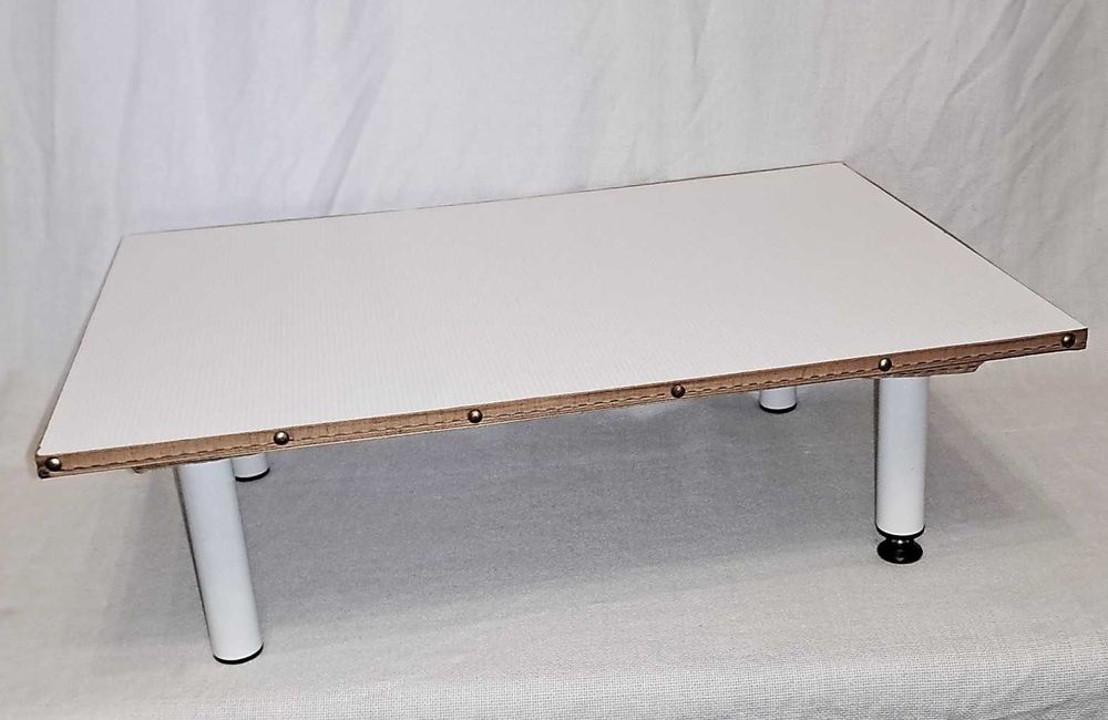 Столик переносной низкий для еды и игры сидя на полу