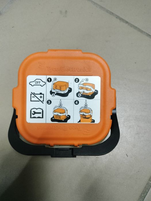 Чіка батареї, запобіжник FIAT 500E