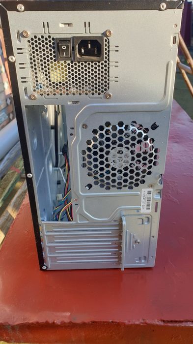 Корпус Fujitsu схоже на Esprimo P556