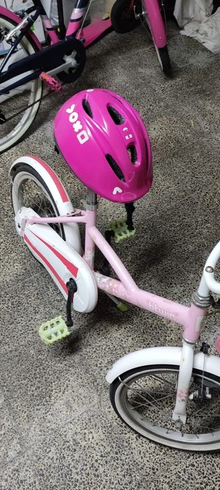 Bicicleta menina com capacete