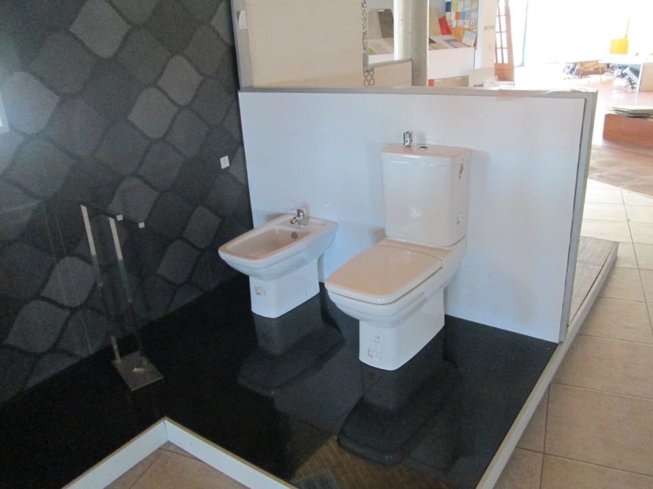 Móveis e loiças de Casa de banho Novos.