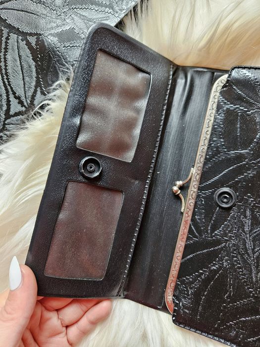 Elegancka czarna kopertówka z portfelem