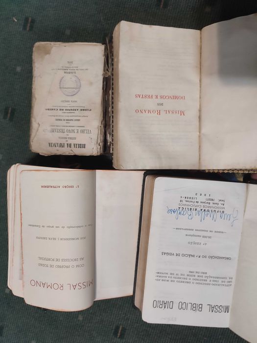 Lote 20 Livros religiosos antigos e Missais diversos