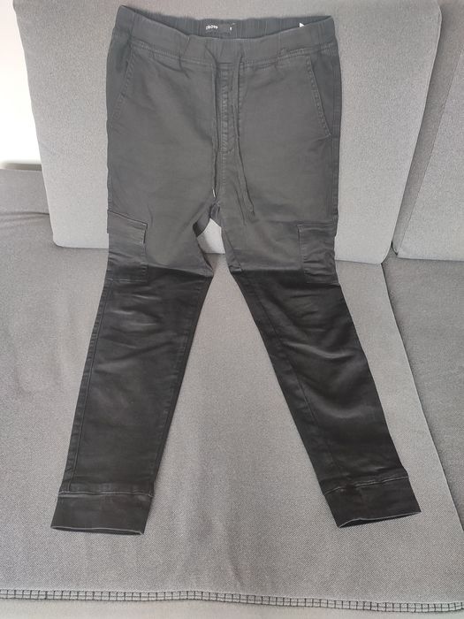 Czarne spodnie cargo 38