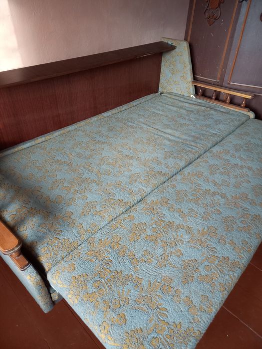 Тахта,диванчик кому як зручно.