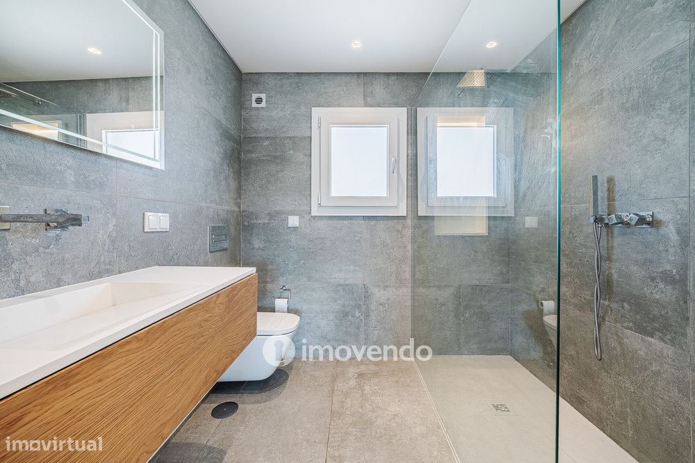Moradia T3+1 moderna, com garagem e áreas amplas, em Alcochete