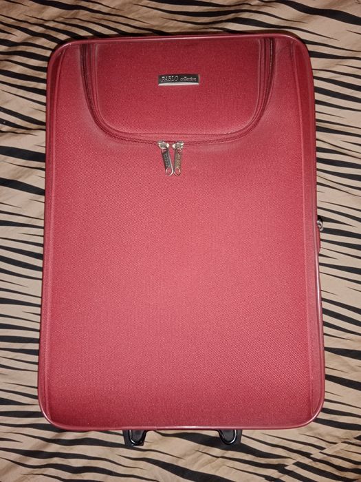 Walizka prawie nie używana. Ma wadę.