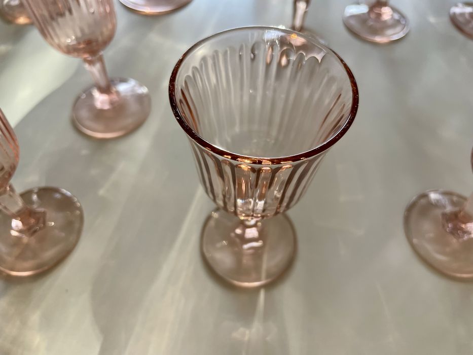 Conjunto de 36 copos antigos em vidro rosado – elegância vintage