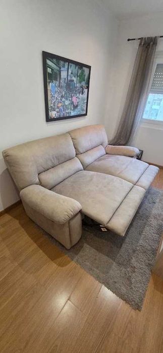 Sofá relax de 3 lugares, de microfibra macia.