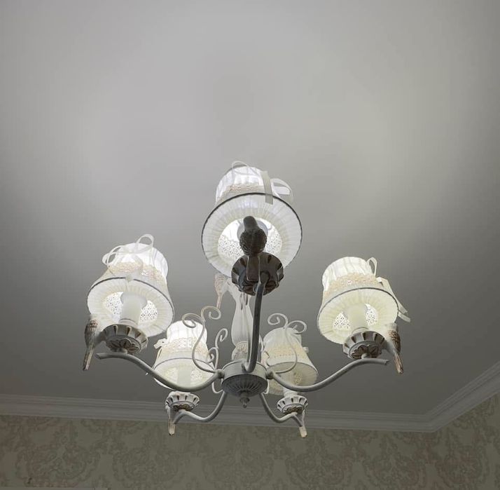 Люстра біла класика з кристалами