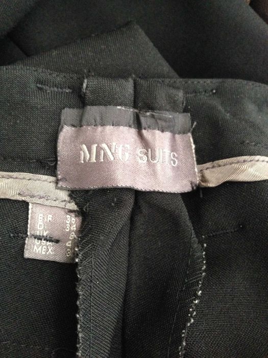 Três calças pretas e castanhas