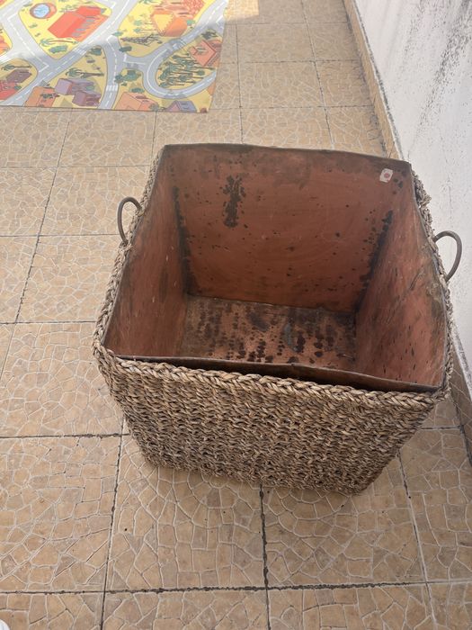 Cesto em verga com cobre recomendo para pôr lenha