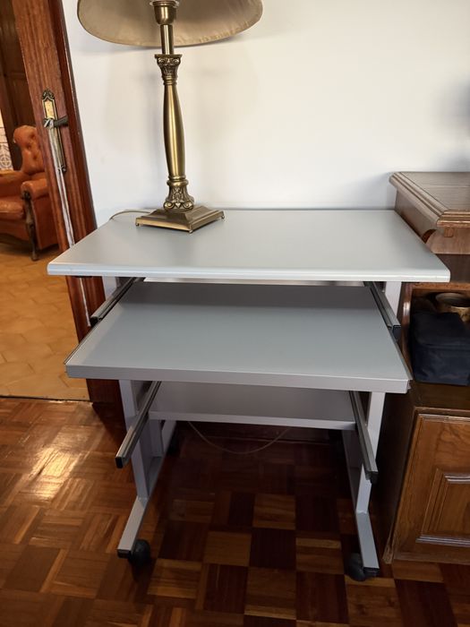 Mesa de computador com prateleira e rodas