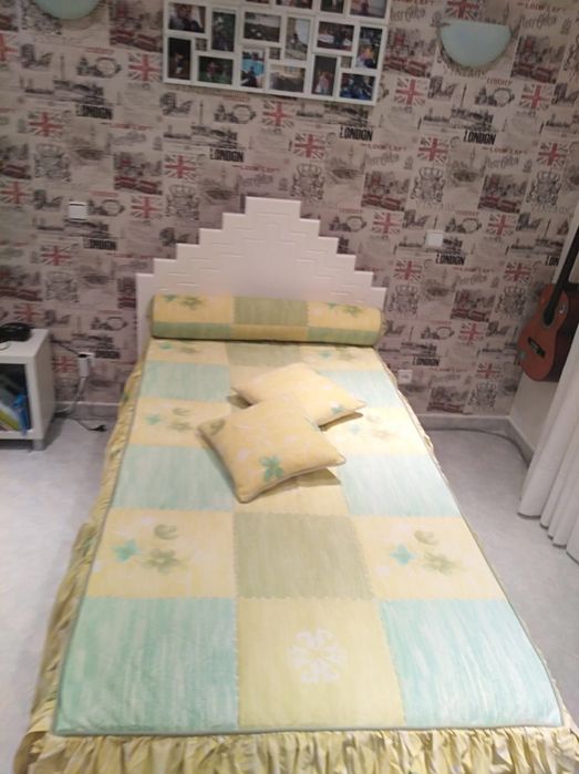 Cama + estrado + colchão + almofadas + cortinados + edredão