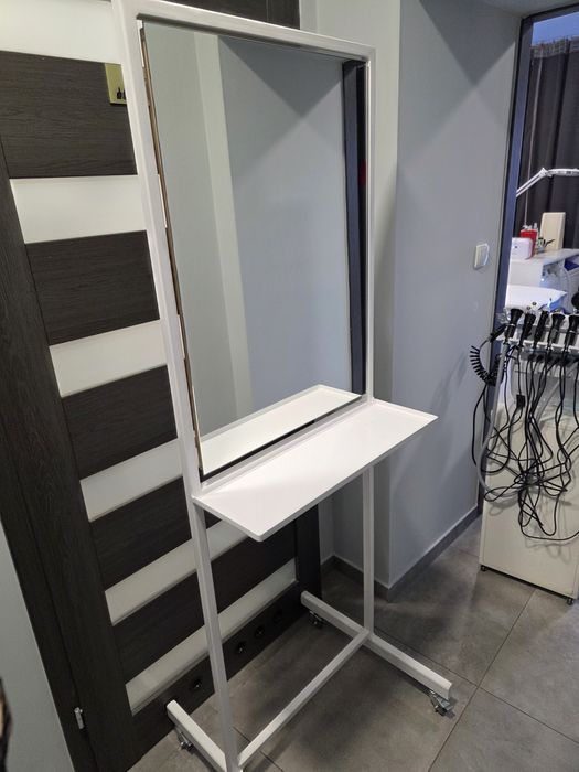 Mobilne stanowisko do makijażu