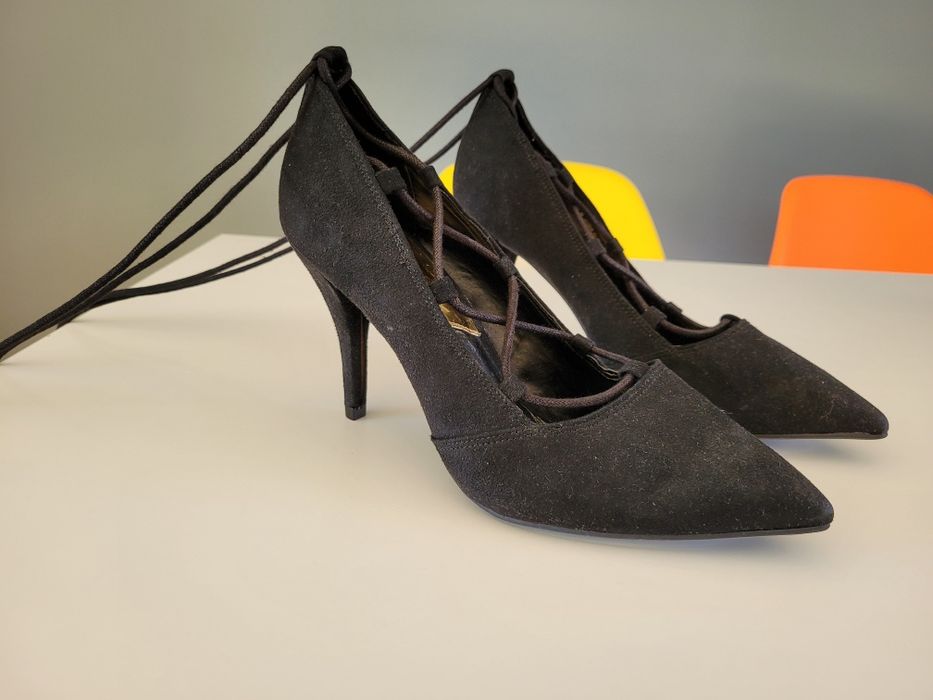 Buty na obcasie wiązane szpilki