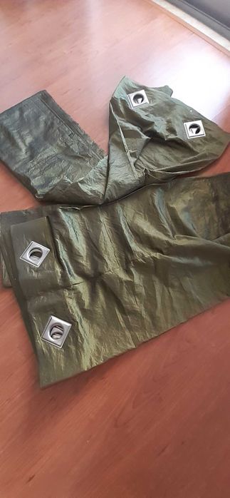 Cortinados pendentes e colcha.