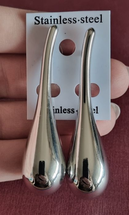Brincos prateados, em aço, da gota/lágrima.  Super leves.