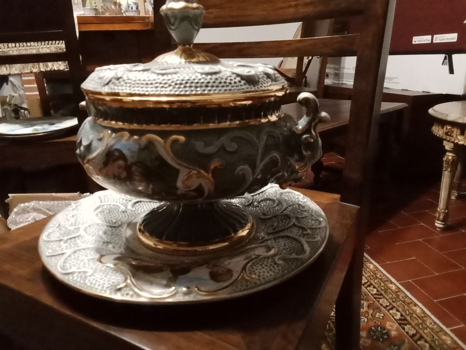 várias terrinas antigas