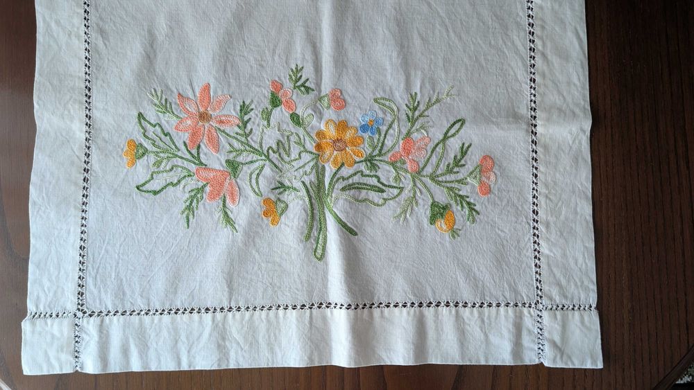 Centro de mesa em linho bordado 58cmX180cm
