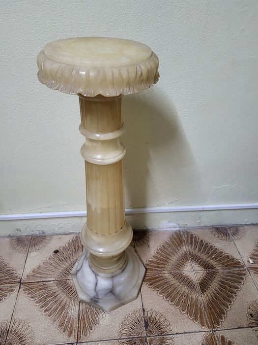 Coluna e jarro em Alabastro