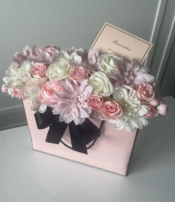 Flower box w dużej torebce prezentowej z karnetem