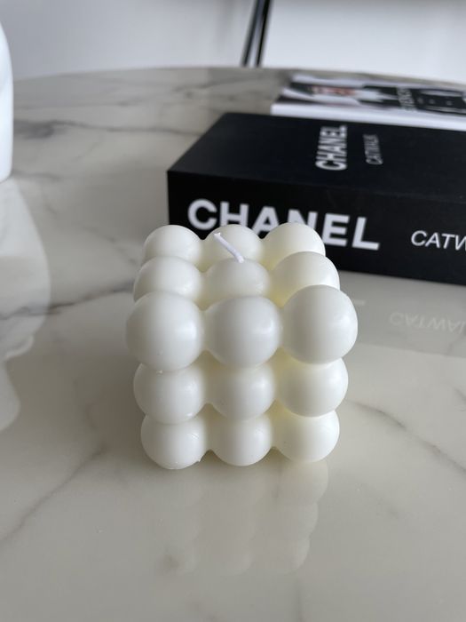 Vela branca em forma de concha